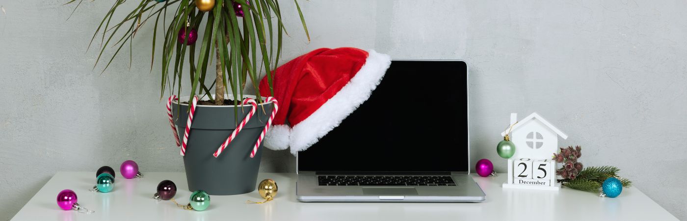 laptop-on-desk-with-santa-hat